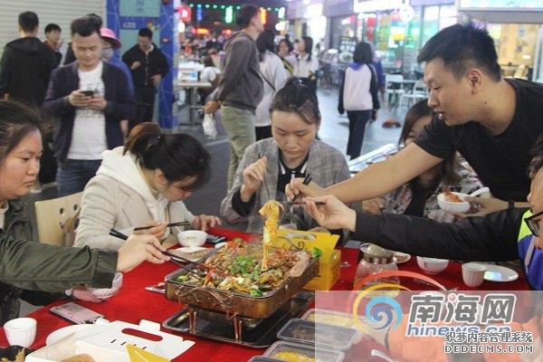 海口夜市评选大众评审团走进潮立方美食街