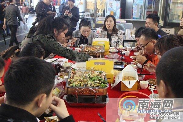 海口夜市评选大众评审团走进潮立方美食街